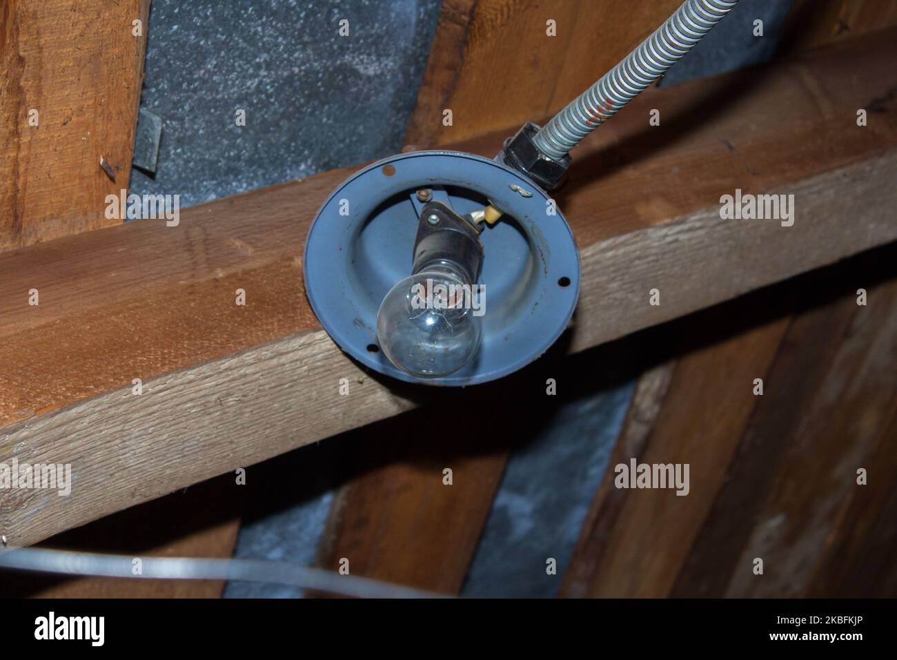 lampada appesa sotto il tetto di un legno molto vecchio Foto Stock