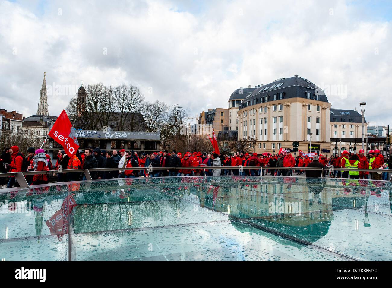 Una riflessione sulle persone che passano, durante la manifestazione nazionale per una migliore sicurezza sociale, a Bruxelles il 28 gennaio 2020. (Foto di Romy Arroyo Fernandez/NurPhoto) Foto Stock