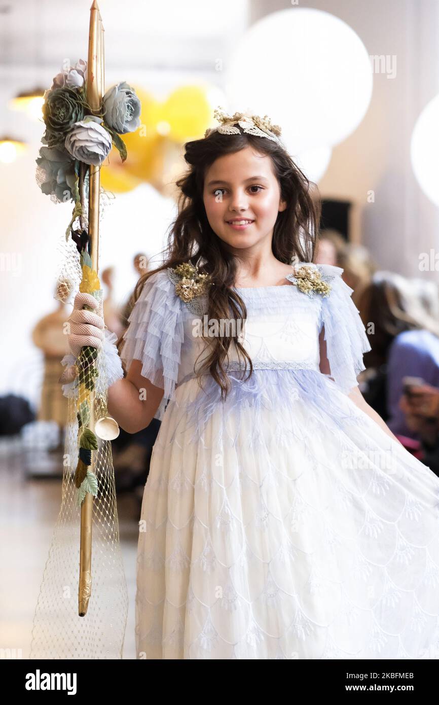 Model runway smiling immagini e fotografie stock ad alta risoluzione Alamy