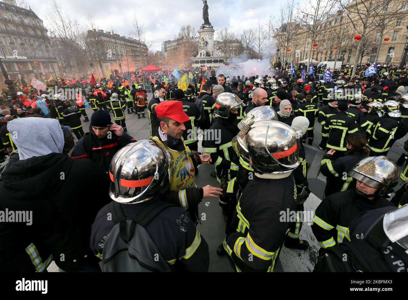 I vigili del fuoco si riuniscono in Piazza della Repubblica e partecipano a una manifestazione per protestare contro il piano del governo francese di rivedere il sistema pensionistico del paese a Parigi, il 28 gennaio 2020. (Foto di Michel Stoupak/NurPhoto) Foto Stock