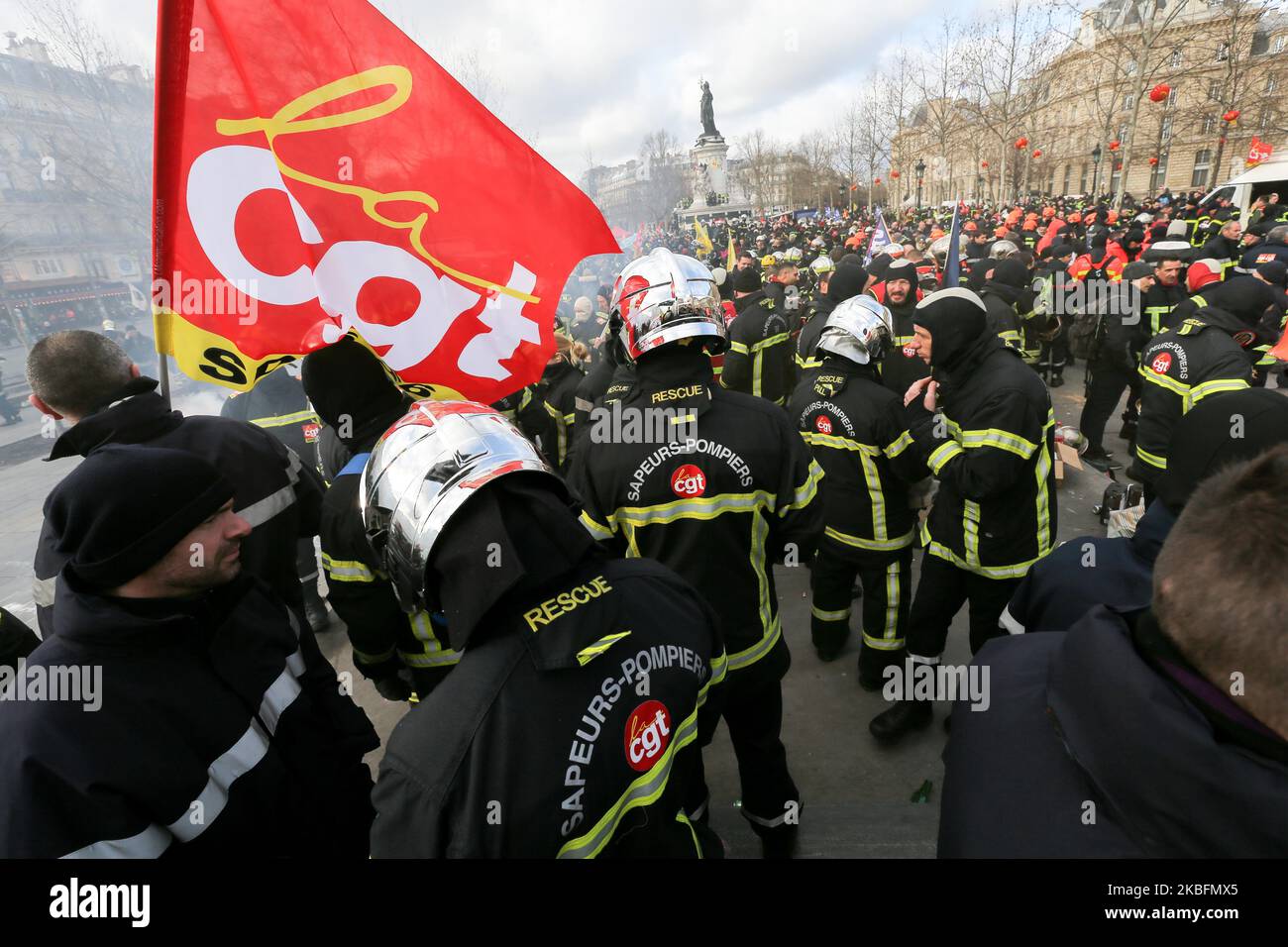 I vigili del fuoco si riuniscono in Piazza della Repubblica e partecipano a una manifestazione per protestare contro il piano del governo francese di rivedere il sistema pensionistico del paese a Parigi, il 28 gennaio 2020. (Foto di Michel Stoupak/NurPhoto) Foto Stock