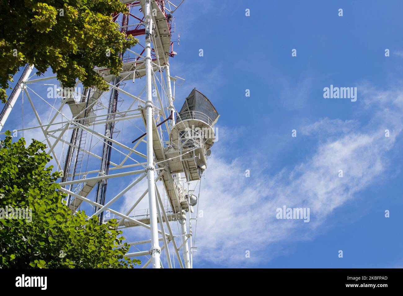 Torre di telecomunicazione montante antenne TV della tecnologia wireless con cielo blu Foto Stock
