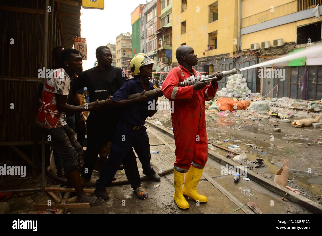 Squadra di vigili del fuoco che estinguono un incendio dopo lo scoppio di un incendio in una sezione del mercato di balogun sull'isola di Lagos il 29 gennaio 2020. (Foto di Olukayode Jaiyeola/NurPhoto) Foto Stock