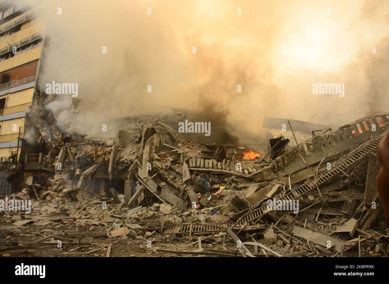 Edifici che sono stati rasa al suolo in un incendio scoppiato in una sezione del mercato balogun a Lagos Island il 29 gennaio 2020. (Foto di Olukayode Jaiyeola/NurPhoto) Foto Stock