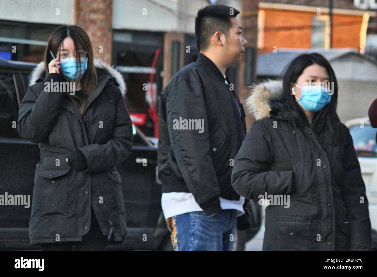 Una grande folla di persone che indossano mascherine si allineano fuori un negozio che vende disinfettante alcolico di forza industriale, disinfettante per le mani e n95 mascherine a Toronto, Ontario, Canada il 29 gennaio 2020, mentre i torontoni si rimescolano per proteggersi in mezzo allo scoppio del nuovo coronavirus (2019-nCoV). La salute pubblica di Toronto ha confermato sabato che un caso del nuovo coronavirus che ha avuto origine a Wuhan, Cina, è attualmente in trattamento in un ospedale di Toronto, come casi più presunti del coronavirus di Wuhan continuano ad essere segnalati in tutto il paese. Maschere facciali e disinfettante sono esauriti Foto Stock