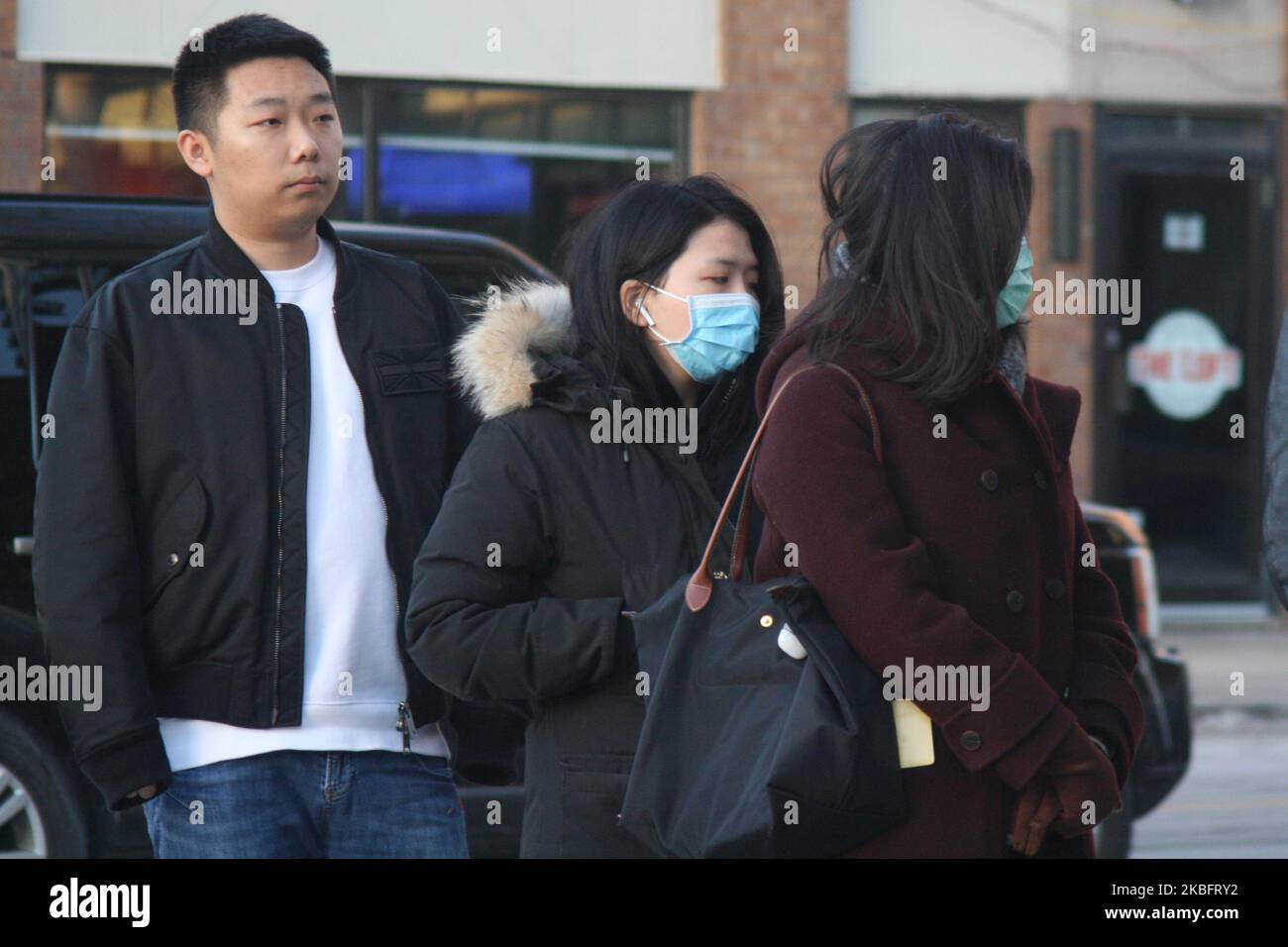 Una grande folla di persone che indossano mascherine si allineano fuori un negozio che vende disinfettante alcolico di forza industriale, disinfettante per le mani e n95 mascherine a Toronto, Ontario, Canada il 29 gennaio 2020, mentre i torontoni si rimescolano per proteggersi in mezzo allo scoppio del nuovo coronavirus (2019-nCoV). La salute pubblica di Toronto ha confermato sabato che un caso del nuovo coronavirus che ha avuto origine a Wuhan, Cina, è attualmente in trattamento in un ospedale di Toronto, come casi più presunti del coronavirus di Wuhan continuano ad essere segnalati in tutto il paese. Maschere facciali e disinfettante sono esauriti Foto Stock