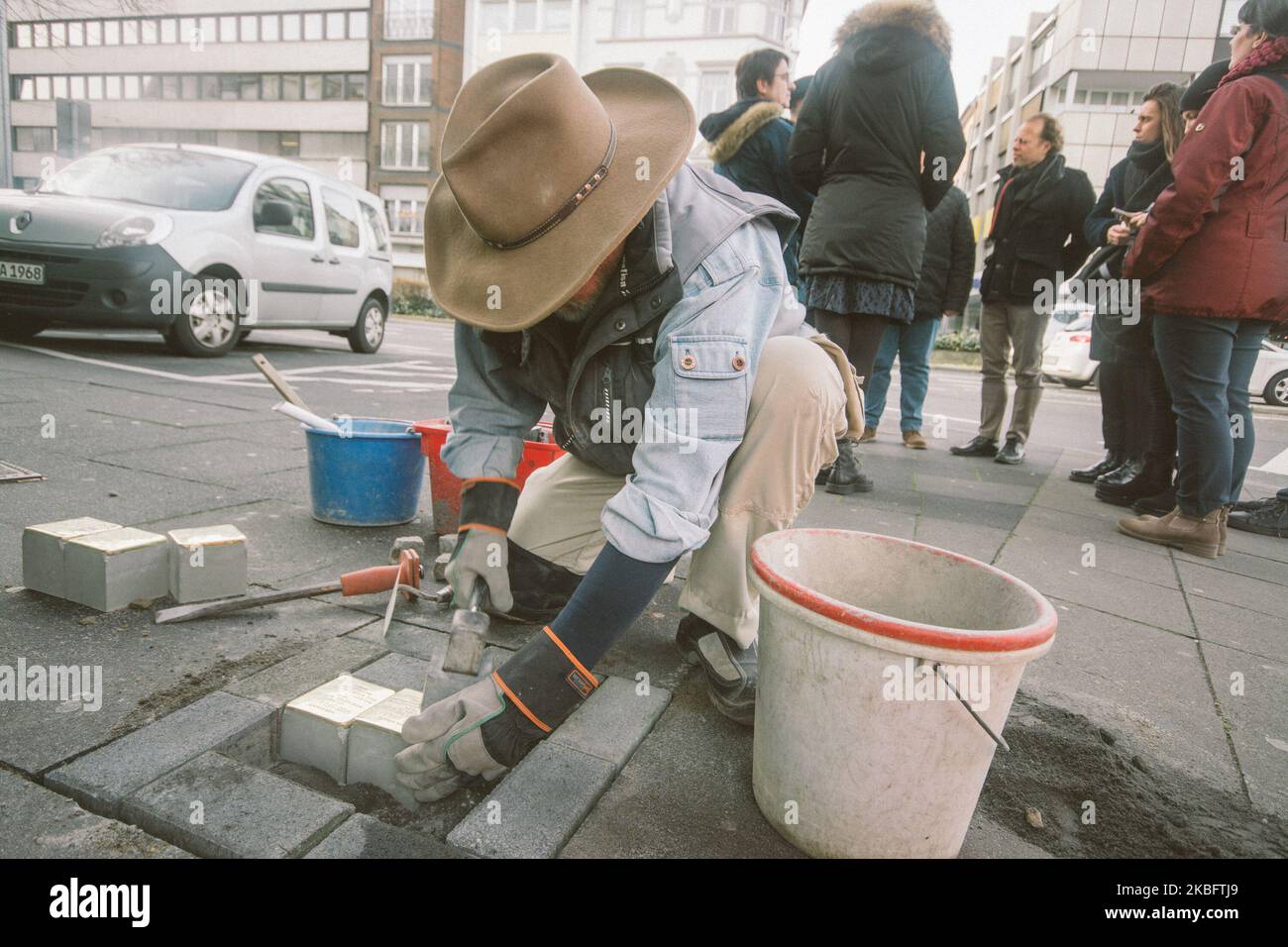 Il 30 gennaio 2020, l'artista tedesco Gunter Demnig mette pietre inculente nel centro di Bonn, in Germania. (Foto di Ying Tang/NurPhoto) Foto Stock