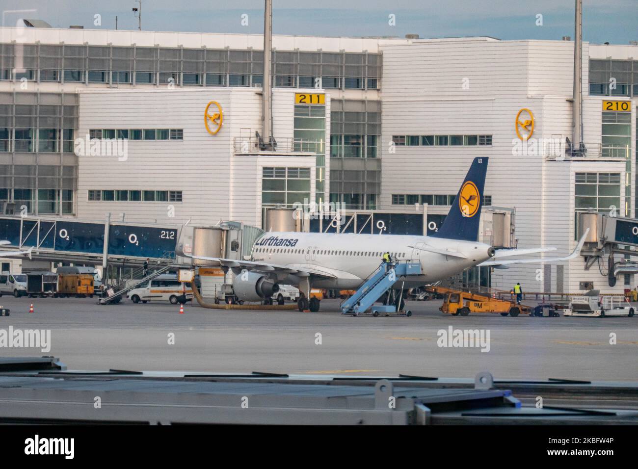 Un Airbus A320 di Lufthansa, visto ancorato al cancello 212 dell'aeroporto di Monaco. Traffico aereo di prima mattina movimento degli aerei Lufthansa con il loro logo visibile sul tarmac e attraccato tramite ponte sospeso o ponte aereo presso il terminal presso l'aeroporto internazionale MUC EDDM di Monaco in Baviera, Germania, Flughafen München in tedesco. Deutsche Lufthansa DHL LH è la compagnia aerea principale e di bandiera della Germania che utilizza Monaco come uno dei due hub. Lufthansa è membro dell'alleanza aerea Star Alliance. Gennaio 26, 2020 (Foto di Nicolas Economou/NurPhoto) Foto Stock