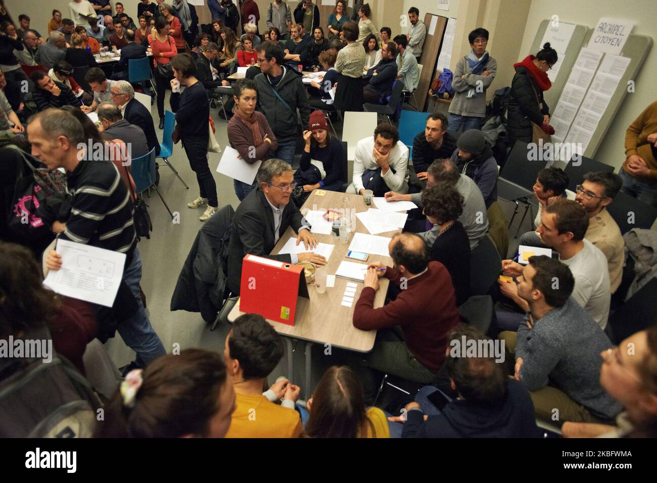 Francois Chollet, in rappresentanza di JL Moudenc, sindaco di Tolosa, spiega il loro programma. Un collettivo di cittadini e associazioni chiamato "Pacte Toulousain pour le climat" (ossia il Patto di Tolosa per il clima) ha invitato tutti i candidati alle elezioni comunicpali a un dibattito sull'urgenza del clima e l'ecologia. Ai candidati sono stati dati 5 minuti per spiegare il loro punto di vista sull'argomento prima di andare a discutere con il pubblico su diverse tematiche. Erano presenti candidati per il Partito Socialista, LREM, il Partito animalista, Archipel Citoyen, Debout la France. Tolosa. Francia. Gennaio 30th 2020. (Foto di Alain Pit Foto Stock