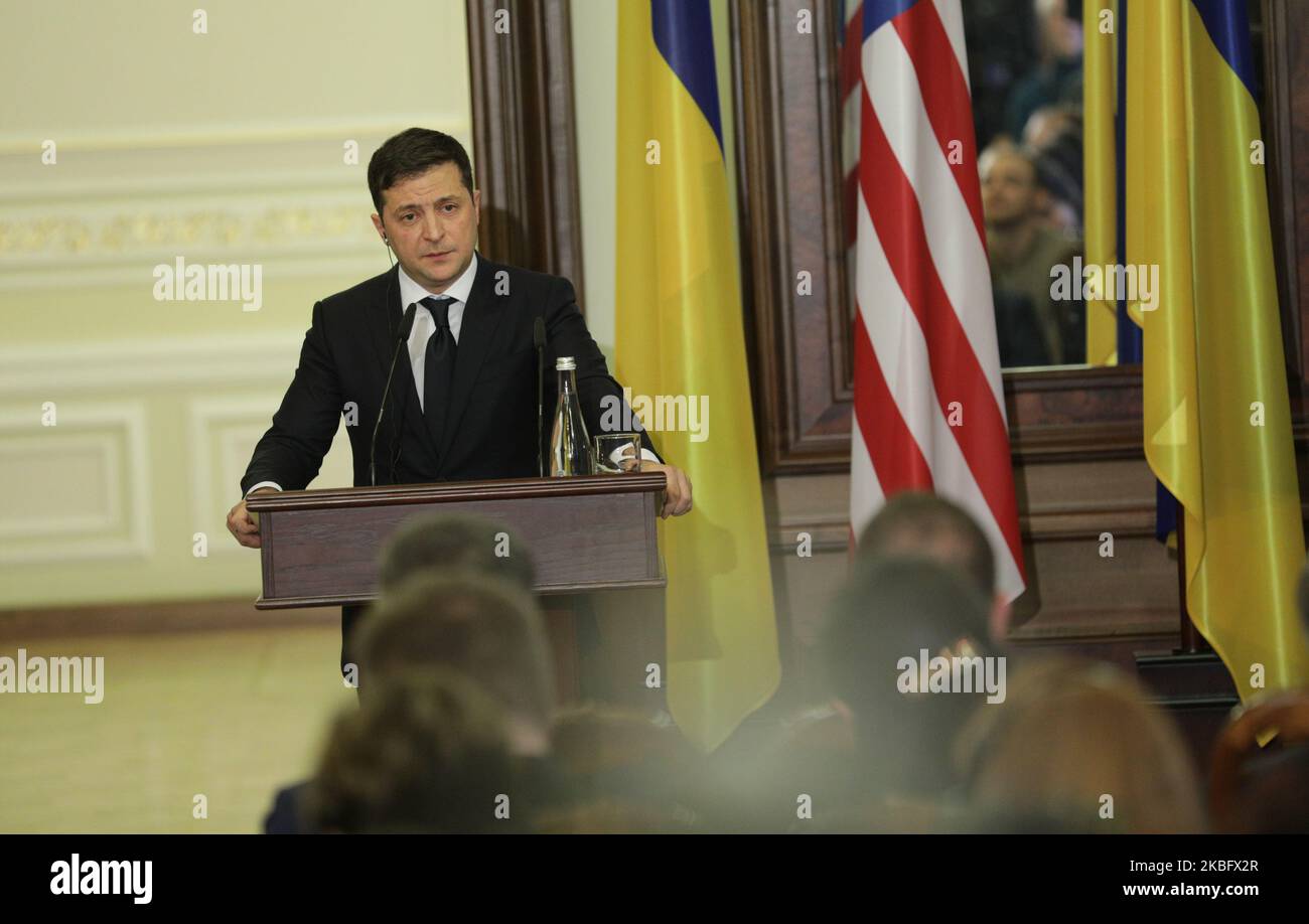 Il presidente Volodymyr Zelensky fa una dichiarazione ai media dopo il suo incontro con Mike Pompeo a Kiev, Ucraina, 31 gennaio 2020. Il Segretario di Stato degli Stati Uniti Mike Pompeo ha incontrato il Presidente Volodymyr Zelensky a Kiev, durante il processo di impeachment del Presidente Trump per una campagna di pressione contro l'Ucraina. (Foto di Sergii Kharchenko/NurPhoto) Foto Stock