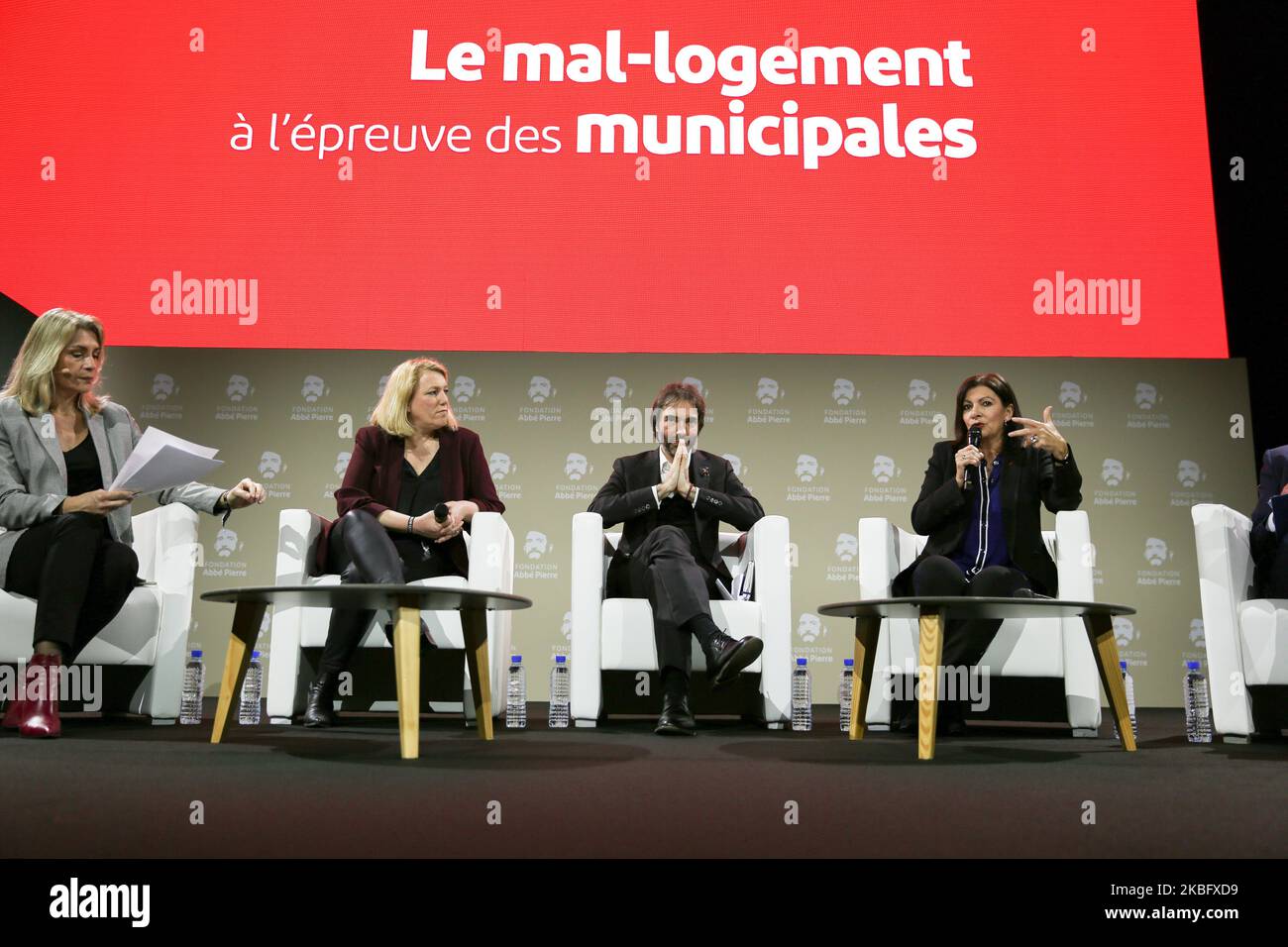 Consigliere comunale di Parigi, segretario generale della sinistra francese parti de Gauche (PG) e presidente del partito di sinistra la France Insoumise (LFI) e candidato alle prossime elezioni comunali a Parigi Danielle Simonnet (2L), Il matematico francese e il candidato al municipio di Parigi Cedric Villani (3L) e il sindaco di Parigi Anne Hidlago (4L) e candidato alla rielezione prendono parte a un dibattito a seguito di un rapporto della Fondazione Abbe Pierre sulle condizioni abitative di scarsa qualità, il 31 gennaio 2020 a la Defense, nei pressi di Parigi. (Foto di Michel Stoupak/NurPhoto) Foto Stock