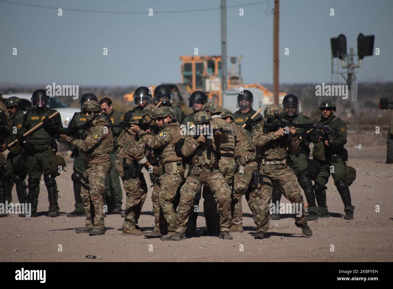 Gli agenti di polizia di frontiera degli Stati Uniti conducono un'esercitazione nell'area di Anapra, davanti al muro che divide Sunland Park, New Mexico, Stati Uniti, dal Messico, come visto da Ciudad Juarez, stato di Chihuahua, il 31 gennaio 2020. (Foto di David Peinado/NurPhoto) Foto Stock Gli agenti di polizia di frontiera degli Stati Uniti conducono un'esercitazione nell'area di Anapra, davanti al muro che divide Sunland Park, New Mexico, Stati Uniti, dal Messico, come visto da Ciudad Juarez, stato di Chihuahua, il 31 gennaio 2020. (Foto di David Peinado/NurPhoto) Foto Stock