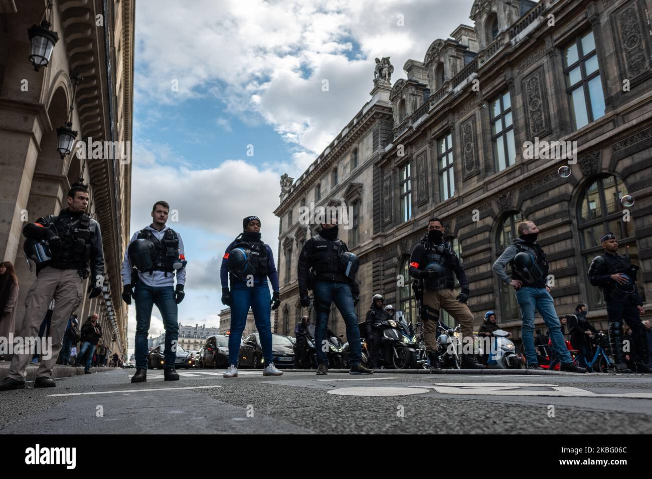 Qualche centinaio di gilet giallo e manifestanti rally al Palais Royal Place a Parigi, per una protesta non autorizzata dal prefetto, la manifestazione non poteva andare da nessuna parte causa di questo, e la polizia da un numero elevato di impedire ai manifestanti di lasciare il place.after un po 'di un secondo gilet giallo 's chiamata a rally in qualche altro luogo vicino 'école militaire'.but la polizia è venuto e dare il biglietto di 135 euro per la gente che cerca di protestare. La polizia ha fatto una trappola di polizia, e bloccare i manifestanti per la strada per un'ora e ha dato biglietti di 135 euro a tutti, anche non manifestanti e ad alcuni giornalisti accanto al louv Foto Stock