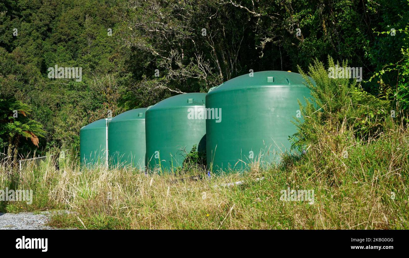 Serbatoi di accumulo di acqua su una collina su una proprietà rurale, Aotearoa / Nuova Zelanda. Foto Stock