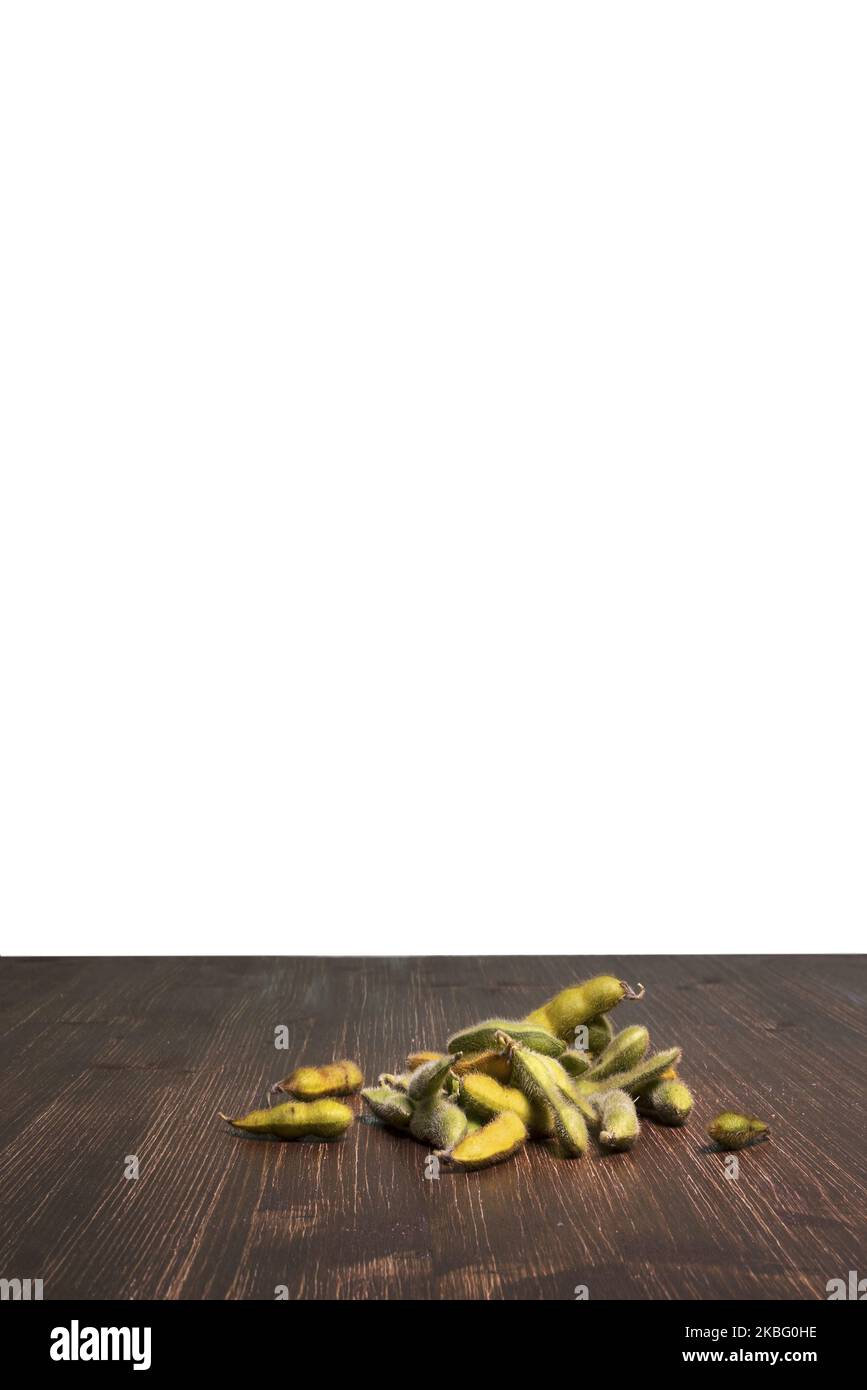 qualche bacche della pianta di soia su un tavolo di legno e uno sfondo trasparente Foto Stock