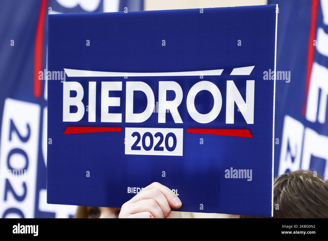 La bandiera di Robert Biedron sostiene la sua candidatura presidenziale è fotografata a Cracovia, in Polonia, il 1st febbraio 2020. (Foto di Beata Zawrzel/NurPhoto) Foto Stock
