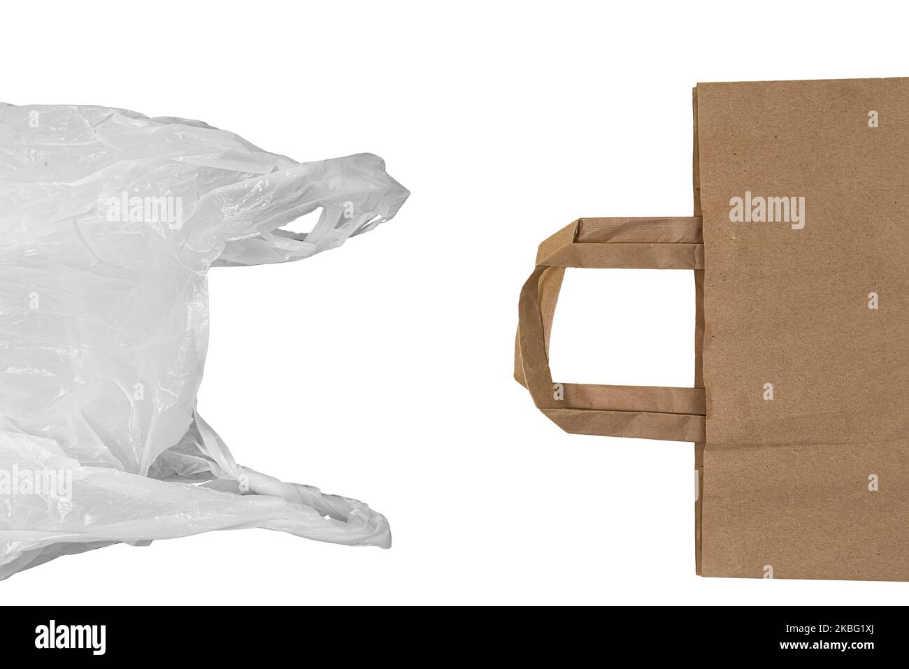 la scelta ecologica: dal sacchetto di plastica al sacchetto di carta riciclata su sfondo trasparente Foto Stock