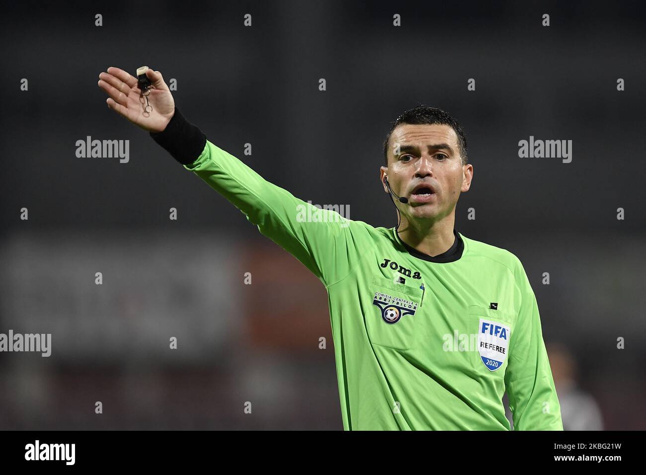 Arbitro Ovidiu Hategan in azione durante il gioco della Romania Liga 1, Round 23 tra Dinamo Bucarest e Astra Giurgiu allo Stadion Dinamo, a Bucarest il 1 febbraio 2020. (Foto di Alex Nicodim/NurPhoto) Foto Stock