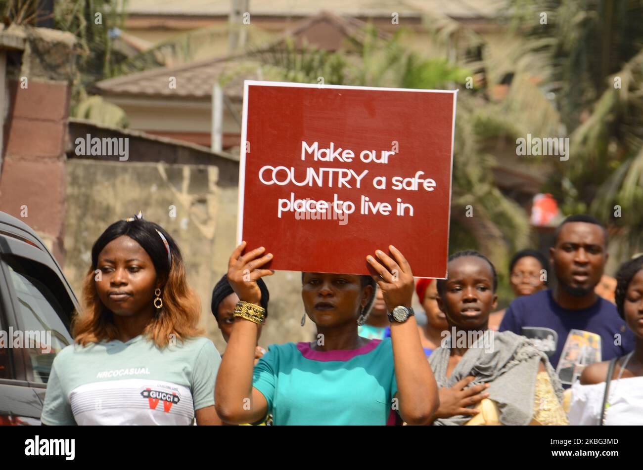 Un protesista che tiene un cartello partecipa alla protesta diretta dal generale Overseer della Chiesa cristiana redenta di Dio (RCCG), Enoch Adeboye, contro i sequestri incessanti e l'uccisione della cattedra DI CAN ad Adamawa, a Lagos 2 febbraio 2020. (Foto di Olukayode Jaiyeola/NurPhoto) Foto Stock