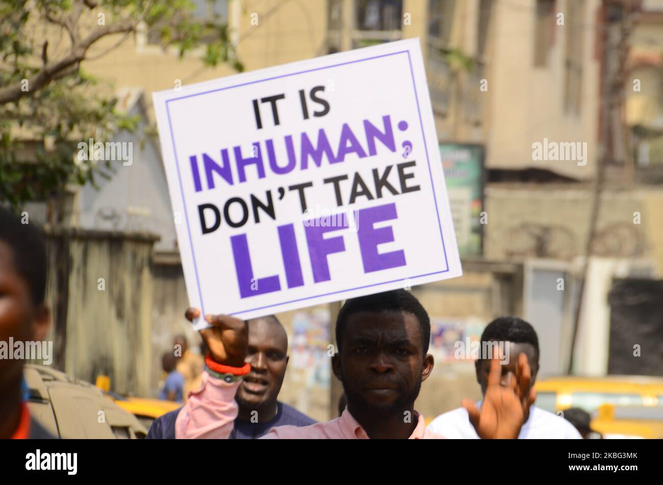 Un protesista che tiene un cartello partecipa alla protesta diretta dal generale Overseer della Chiesa cristiana redenta di Dio (RCCG), Enoch Adeboye, contro i sequestri incessanti e l'uccisione della cattedra DI CAN ad Adamawa, a Lagos 2 febbraio 2020. (Foto di Olukayode Jaiyeola/NurPhoto) Foto Stock