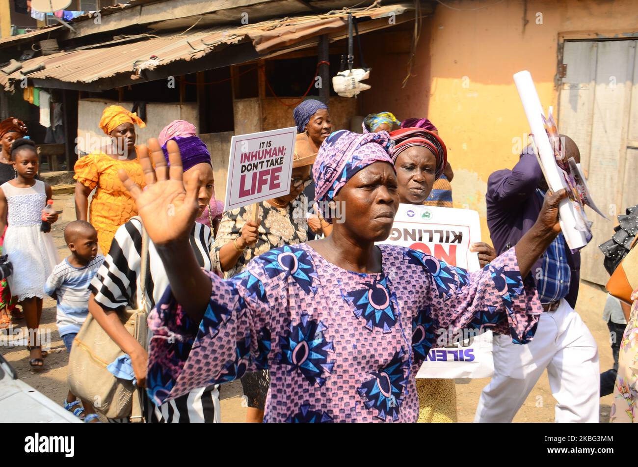 Un protesista che tiene un cartello partecipa alla protesta diretta dal generale Overseer della Chiesa cristiana redenta di Dio (RCCG), Enoch Adeboye, contro i sequestri incessanti e l'uccisione della cattedra DI CAN ad Adamawa, a Lagos 2 febbraio 2020. (Foto di Olukayode Jaiyeola/NurPhoto) Foto Stock