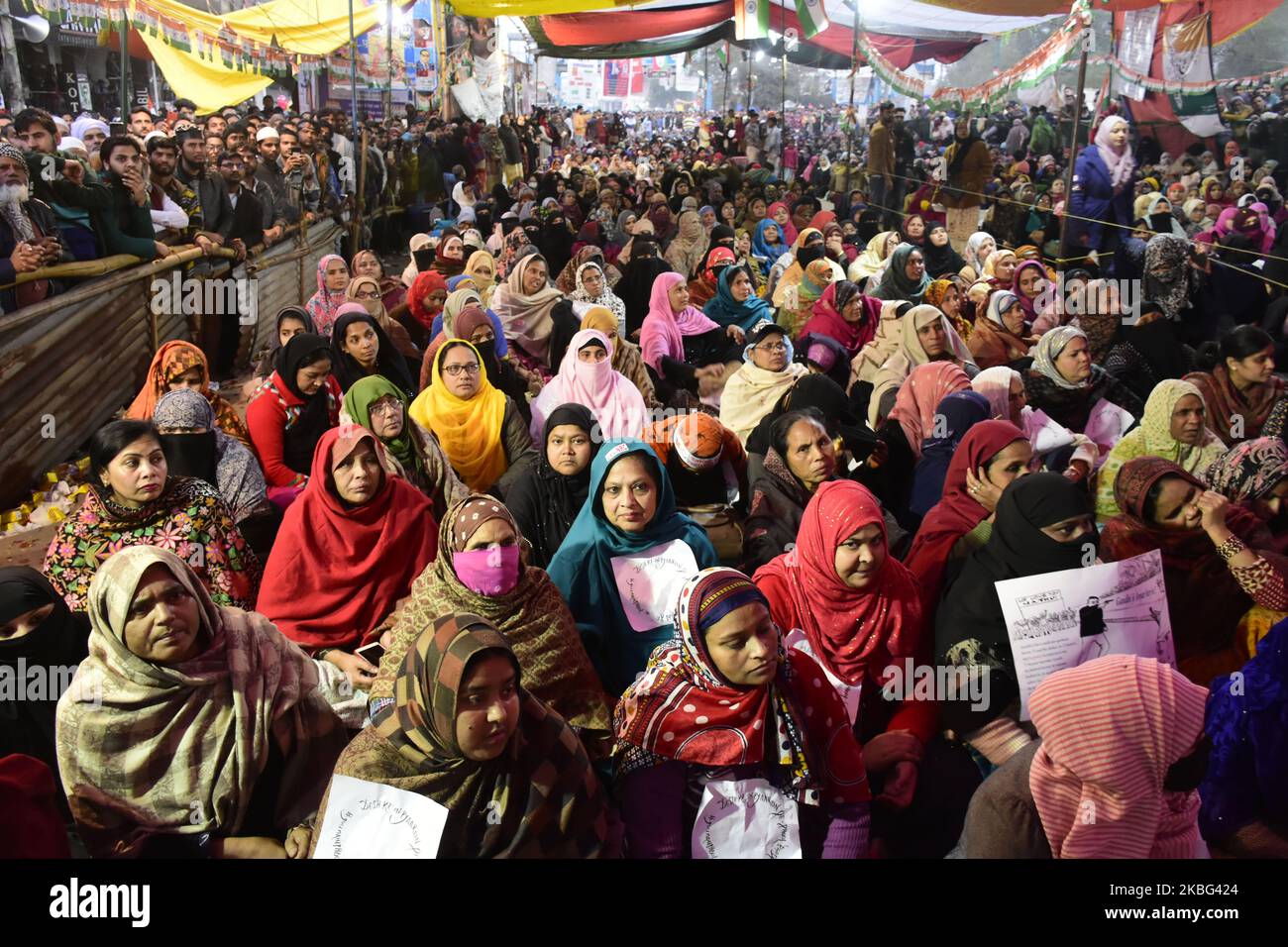 Il popolo indiano protesta contro la controversa legge di modifica della cittadinanza (CAA), il registro nazionale dei cittadini (NRC) e il registro nazionale della popolazione (NRP) nella zona di Shaheen Bagh a Nuova Delhi, in India, il 02 febbraio 2020. La legge concede la cittadinanza indiana ai rifugiati delle comunità indù, cristiana, sikh, buddista e parsi che fuggono dalle persecuzioni religiose del Pakistan, dell'Afghanistan e del Bangladesh e di quelle entrate in India il 31 dicembre 2014 o prima. Il Parlamento aveva approvato il progetto di legge sulla cittadinanza (emendamento) del 2019 e divenne un atto dopo aver ricevuto il consenso del Presidente RAM Nath Ko Foto Stock