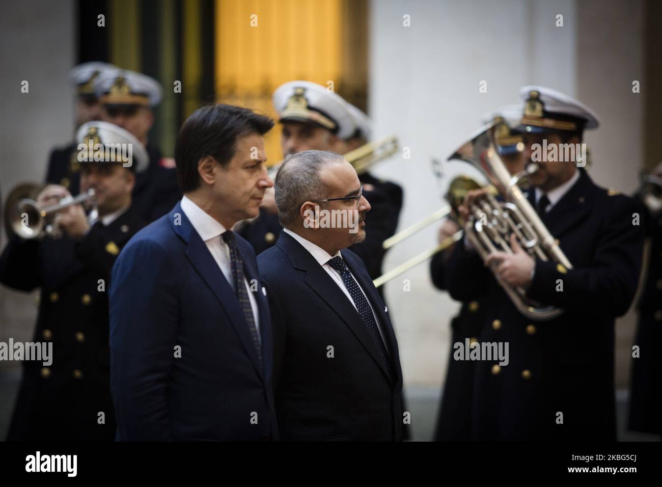 Il primo ministro italiano Giuseppe Conte e il principe ereditario del Bahrain Salman bin Hamad bin Isa al Khalifa camminano durante una cerimonia di benvenuto, a Palazzo Chigi a Roma, il 3 febbraio 2020. (Foto di Christian Minelli/NurPhoto) Foto Stock