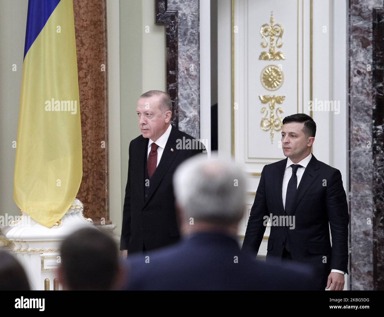 Il presidente turco Recep Tayyip Erdogan (L) e il presidente ucraino Volodymyr Zelensky (R) arrivano ad una conferenza stampa, dopo il loro incontro a Kyiv (Ucraina) il 03 febbraio 2020. (Foto di Str/NurPhoto) Foto Stock