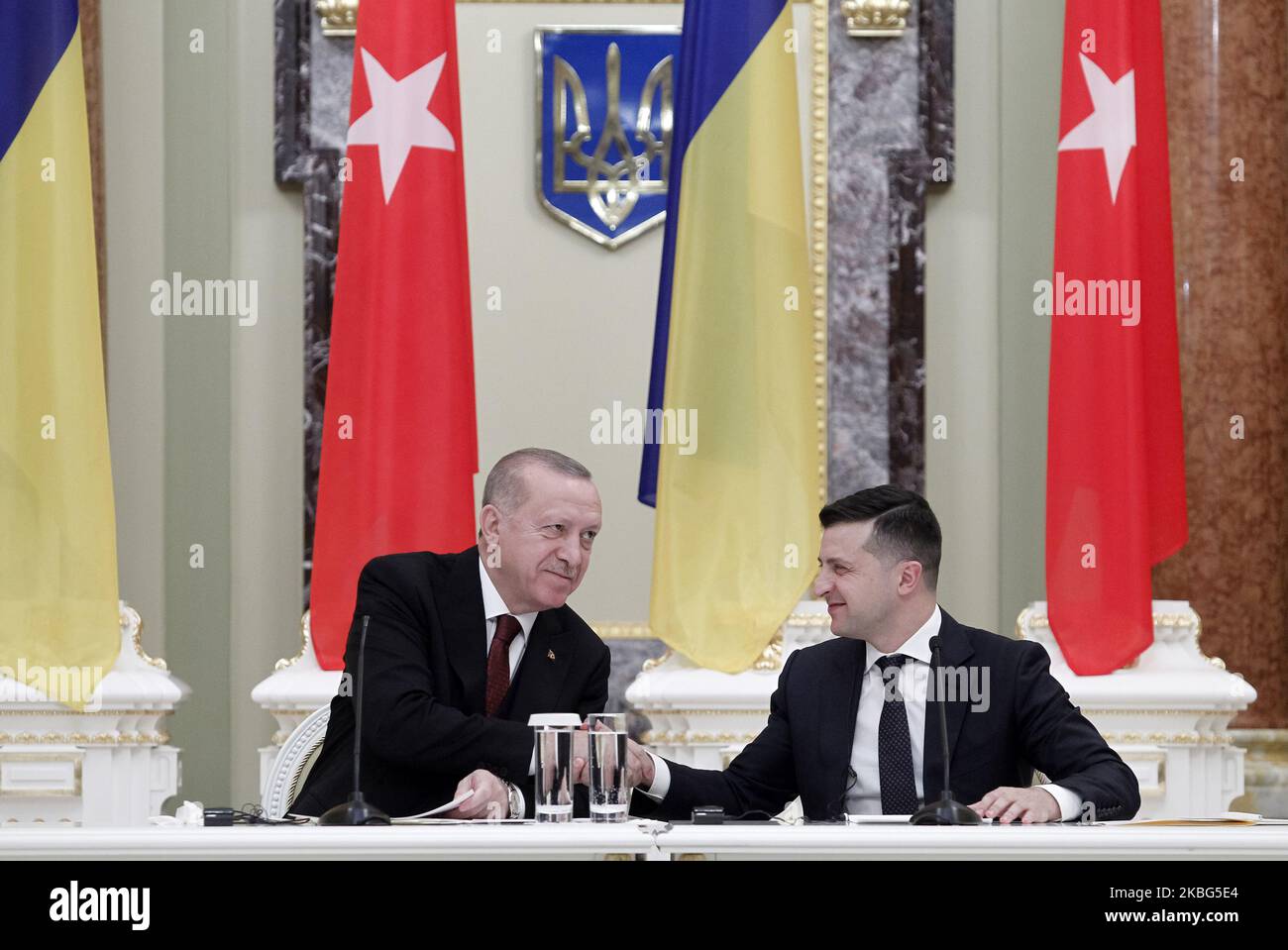 Il presidente turco Recep Tayyip Erdogan (L) e il presidente ucraino Volodymyr Zelensky (R) partecipano ad una conferenza stampa, a seguito della riunione svoltasi a Kyiv (Ucraina) il 03 febbraio 2020. (Foto di Str/NurPhoto) Foto Stock