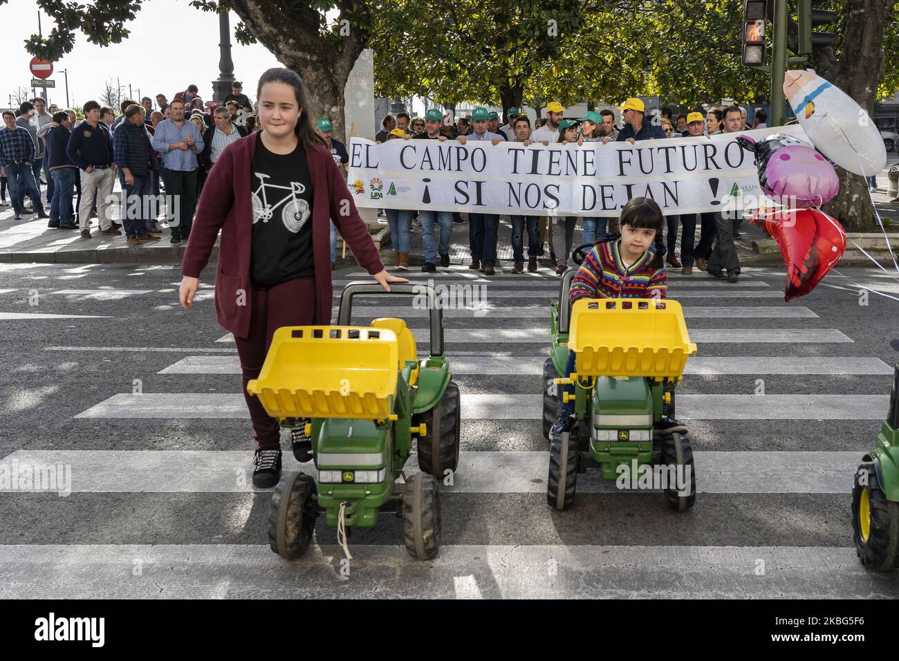 I bambini con trattori giocattolo e palloncini hanno guidato la protesta che le organizzazioni agrarie della Cantabria ASAJA, UGAM e UPA si sono riunite a Santander per consegnare un manifesto con i loro problemi al delegato del governo in Cantabria, il 3 febbraio 2020. (Foto di Joaquin Gomez Sastre/NurPhoto) Foto Stock