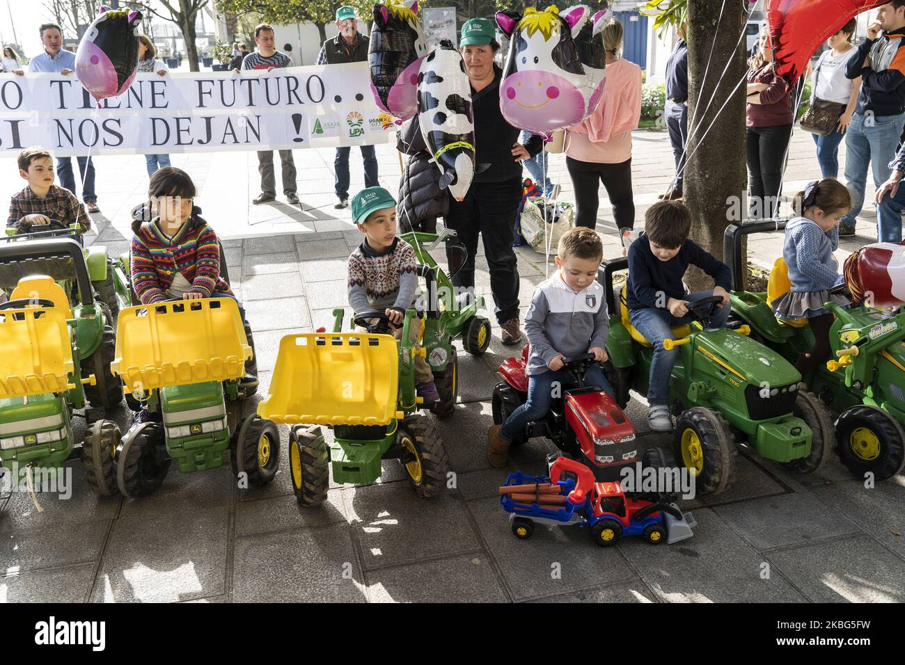 Bambini con trattori giocattolo e palloncini che le organizzazioni agricole della Cantabria ASAJA, UGAM e UPA si concentrano su Santander per consegnare un manifesto con i loro problemi al delegato del governo in Cantabria, il 3 febbraio 2020. (Foto di Joaquin Gomez Sastre/NurPhoto) Foto Stock