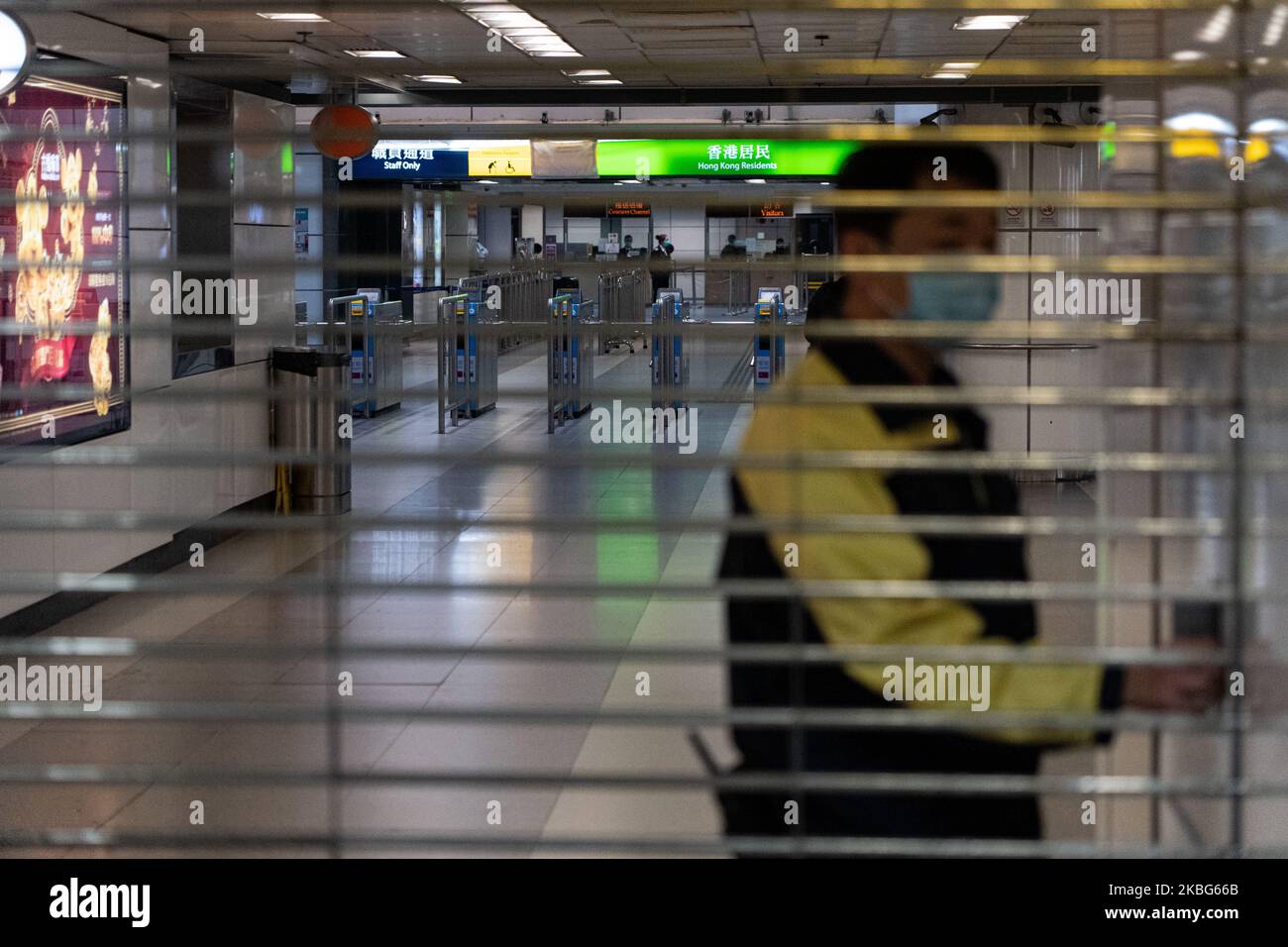 I passeggeri che indossano maschere protettive camminano attraverso una sala della stazione lo Wu di Hong Kong, Cina, il 3 febbraio 2020. Il governo di Hong Kong ha annunciato che tutti i valichi di frontiera sarebbero chiusi, ad eccezione del ponte Hong Kong-Zhuhai-Macau, del porto della baia di Shenzhen e dell'aeroporto internazionale. La stazione di lo Wu è stata chiusa il 4 febbraio 2020. (Foto di Yat Kai Yeung/NurPhoto) Foto Stock