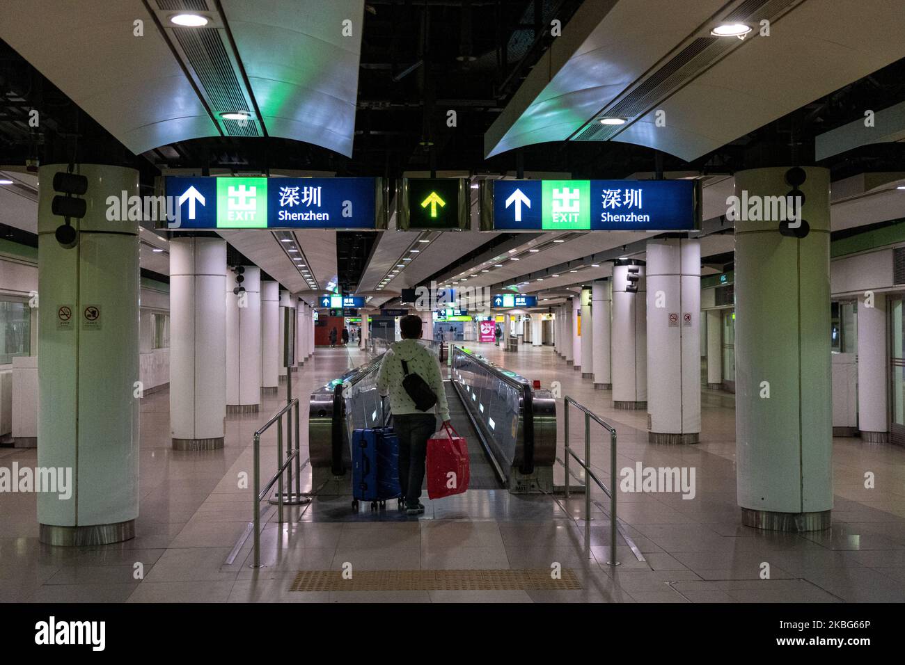 I passeggeri che indossano maschere protettive camminano attraverso una sala della stazione lo Wu di Hong Kong, Cina, il 3 febbraio 2020. Il governo di Hong Kong ha annunciato che tutti i valichi di frontiera sarebbero chiusi, ad eccezione del ponte Hong Kong-Zhuhai-Macau, del porto della baia di Shenzhen e dell'aeroporto internazionale. La stazione di lo Wu è stata chiusa il 4 febbraio 2020. (Foto di Yat Kai Yeung/NurPhoto) Foto Stock