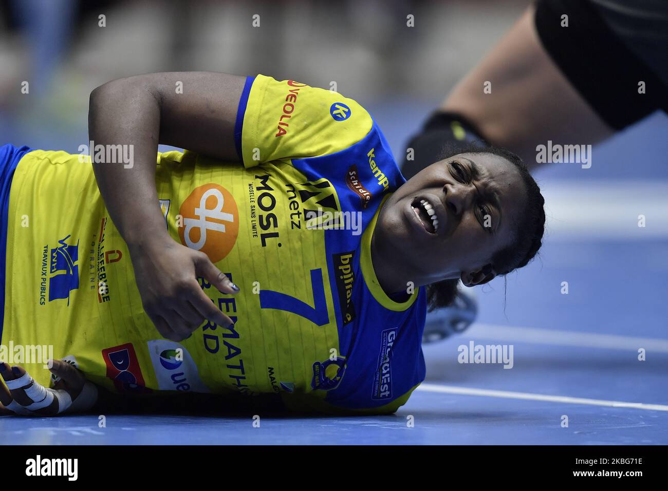 Grace Zaadi di Metz Handball reagisce durante la partita della Women's EHF Champions League tra CSM Bucarest e Metz Handbal a Bucarest, Romania, il 2 febbraio 2020. (Foto di Alex Nicodim/NurPhoto) Foto Stock