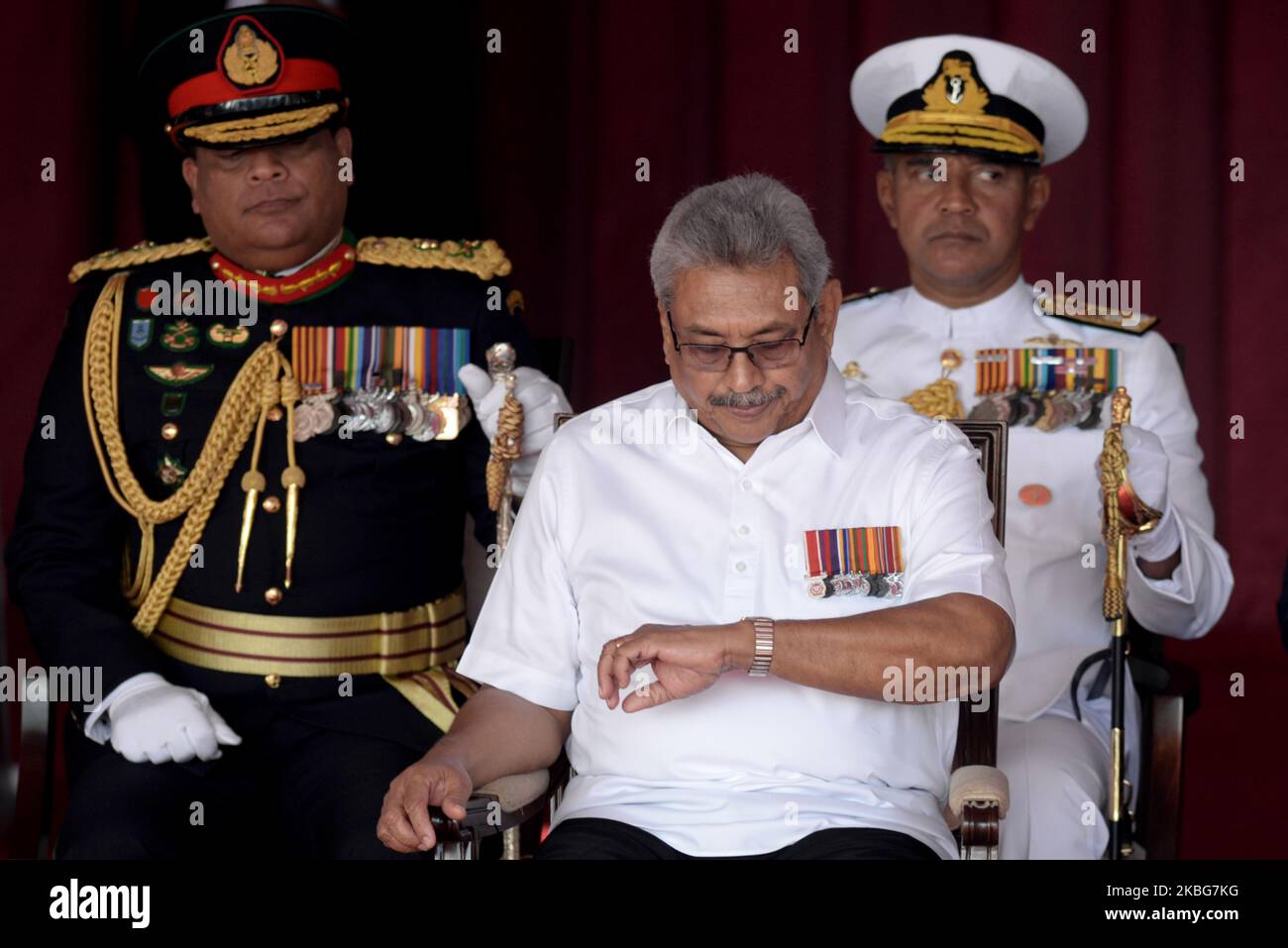 Il Presidente Gotabaya Rajapaksa controlla l'ora della 72nd° Celebrazione del giorno dell'Indipendenza a Colombo il 4,2020 febbraio (Foto di Achila Jayawardana/NurPhoto) Foto Stock