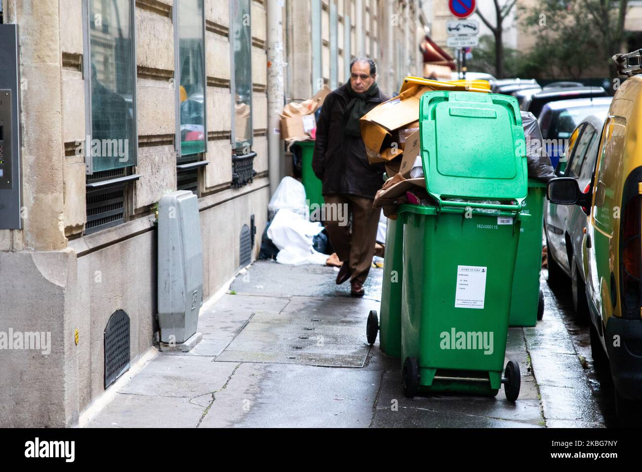 Mucchi di garage sono visti dopo lo sciopero del sindacato del collezionista di rifiuti contro la riforma delle pensioni a Parigi, in Francia, il 04 febbraio 2020. In molte parti di Parigi, i marciapiedi stanno ottenendo pieni di strash che i raccoglitori di rifiuti non possono ottenere, causa dello sciopero di 3 inceneritori di trattamento di rifiuti appena fuori Parigi, il distretto 17th, il distretto 8 e il distretto 5th, Sono molto toccati da questo sciopero contro la riforma pensionistica del governo.marciapiedi di Parigi sono diventati ostacoli corsi di traboccanti bidoni di ruote dopo 10 giorni di blocchi presso gli impianti di incenerimento della città. I mucchietti di rifiuti hanno rais Foto Stock