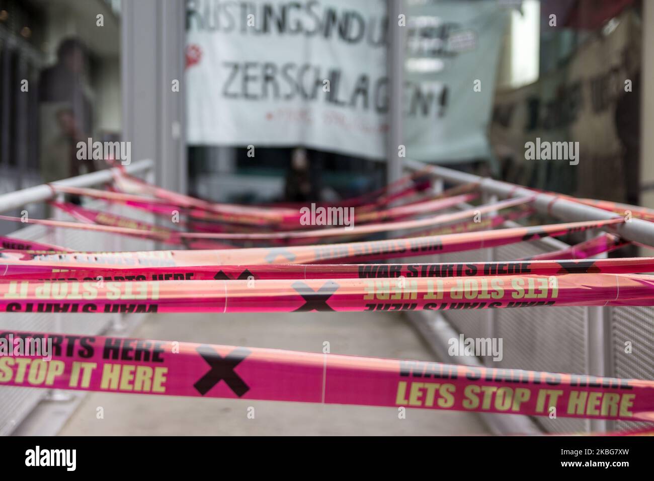 A Eschborn, l'Ufficio federale dell'economia e del controllo delle esportazioni è stato occupato il 4 febbraio 2020 per protestare contro la guerra e le esportazioni di armi. Gli attivisti hanno bloccato le entrate all'interno e all'esterno dell'edificio. L'ufficio è diventato l'obiettivo dell'azione di protesta perché è responsabile della concessione di licenze per le attrezzature militari. (Foto di Peter Niedung/NurPhoto) Foto Stock