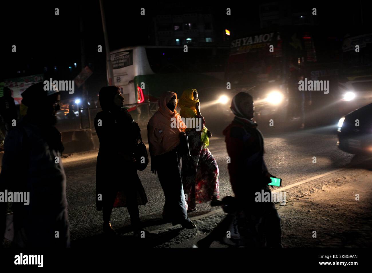 La gente si prende il rischio mentre attraversa una strada trafficata mercoledì 05 febbraio 2020 a Dhaka, Bangladesh. Secondo un rapporto dei media, nel 2019 sono state uccise almeno 5.227 persone in incidenti stradali in Bangladesh. (Foto di Syed Mahamudur Rahman/NurPhoto) Foto Stock