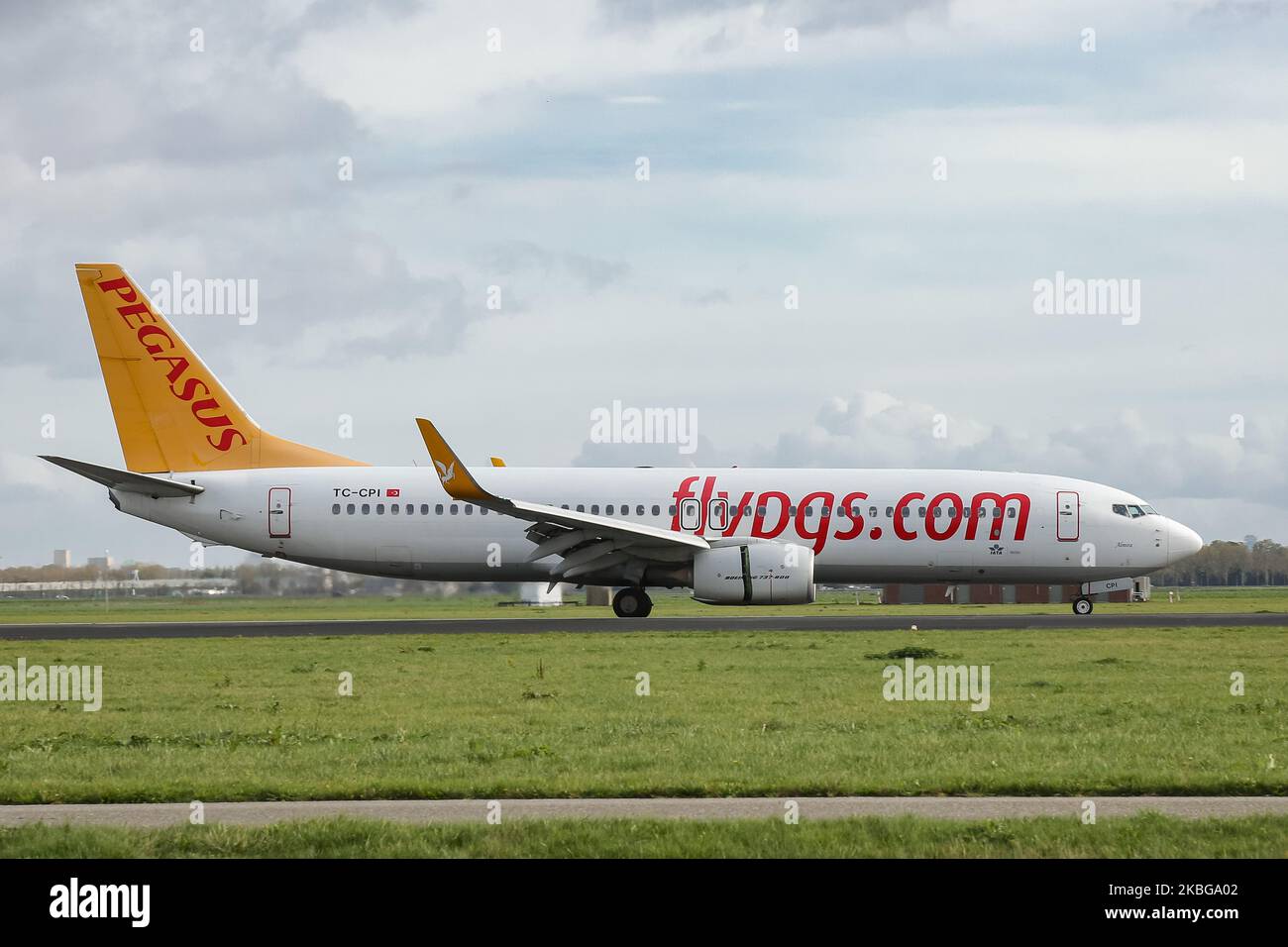 Pegasus Boeing 737-800 come visto atterrare e tassare sulla pista Ponderbaan a Amsterdam Schiphol International Airport AMS EHAM nella città olandese. L'aereo Un Boeing 737 Next Gen 737-82R(WL) con alette, 2x motori a reazione CFMI ha la registrazione TC-CPI e il nome Almira. Pegasus Airlines PC PGT o Pegasus Hava Ta??mac?l??? R.? È una compagnia aerea turca a basso costo con hub a Istanbul Sabiha Gökçen International Airport SAW LTFJ. La compagnia aerea ha subito un incidente il 5 febbraio 2020, quando un aereo ha pattinato la pista dell'aeroporto di Sabiha e si è rotto in 3 pezzi. Amsterdam, Paesi Bassi Foto Stock