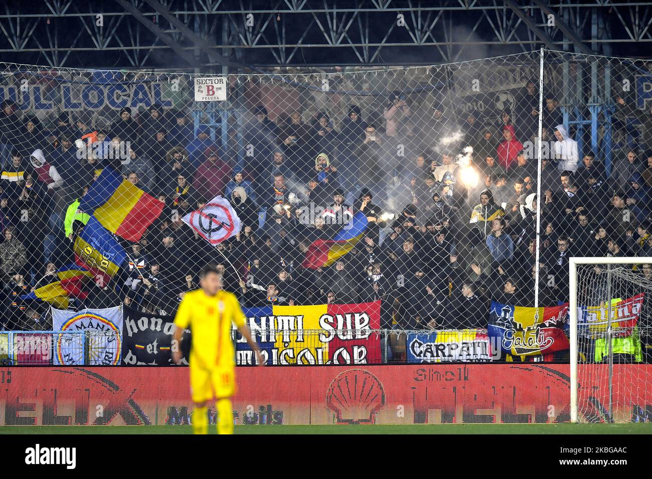 Tifosi rumeni in azione durante il gioco del campionato UEFA U21 tra Romania U21 contro Finlandia U21, a Voluntari, Romania, il 14 novembre 2019. (Foto di Alex Nicodim/NurPhoto) Foto Stock