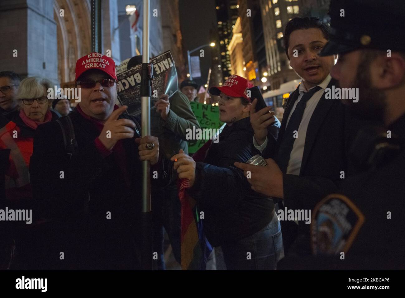 I sostenitori di Trump marciano tra i manifestanti anti anti anti-Trump a New York, NY, il 5th febbraio 2020. (Foto di Aidan Loughran/NurPhoto) Foto Stock