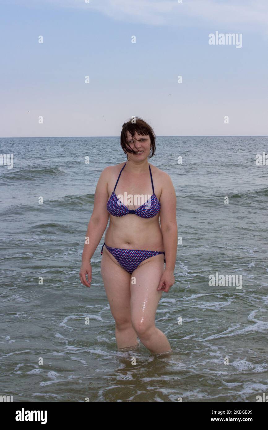 Adult woman overweight in bikini immagini e fotografie stock ad alta  risoluzione - Alamy