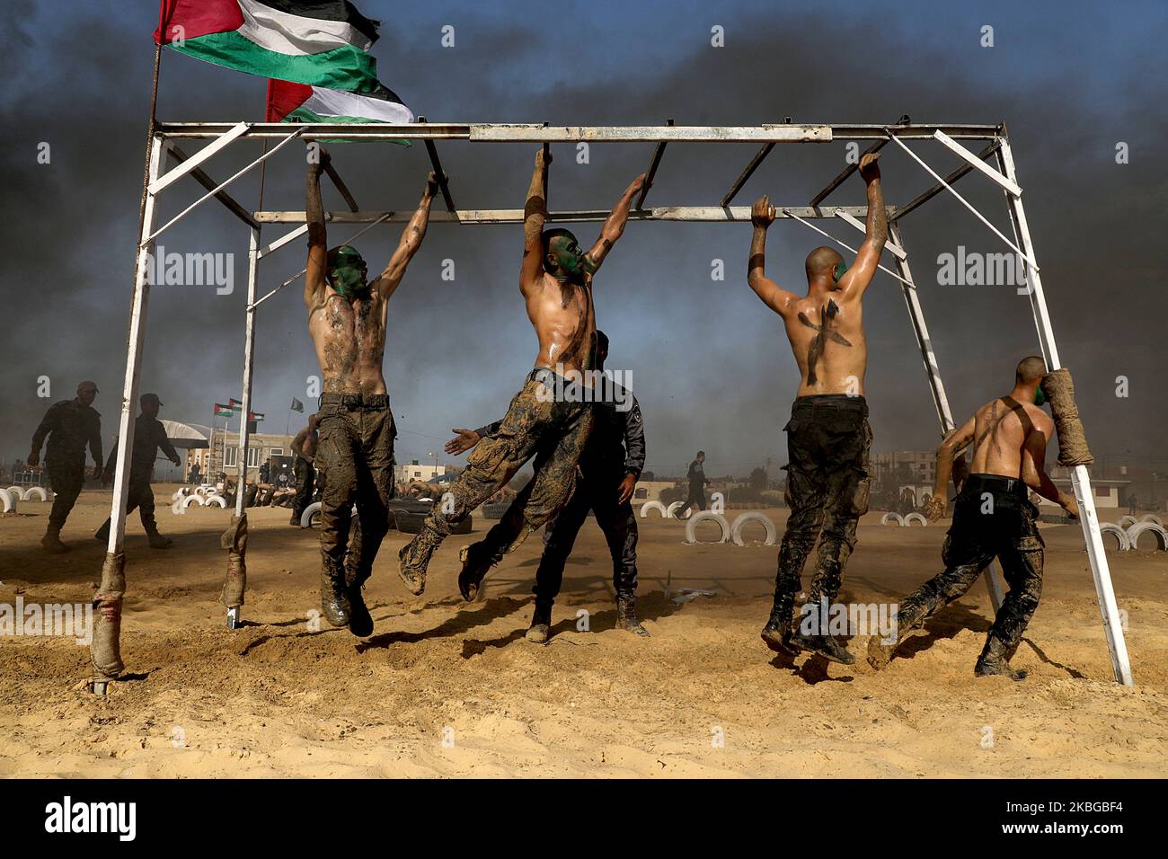 La polizia palestinese recluterà fedeli ad Hamas durante una sessione di formazione presso un'accademia di polizia a Khan Yunis, nella striscia di Gaza meridionale, il 6 febbraio 2020. (Foto di Majdi Fathi/NurPhoto) Foto Stock