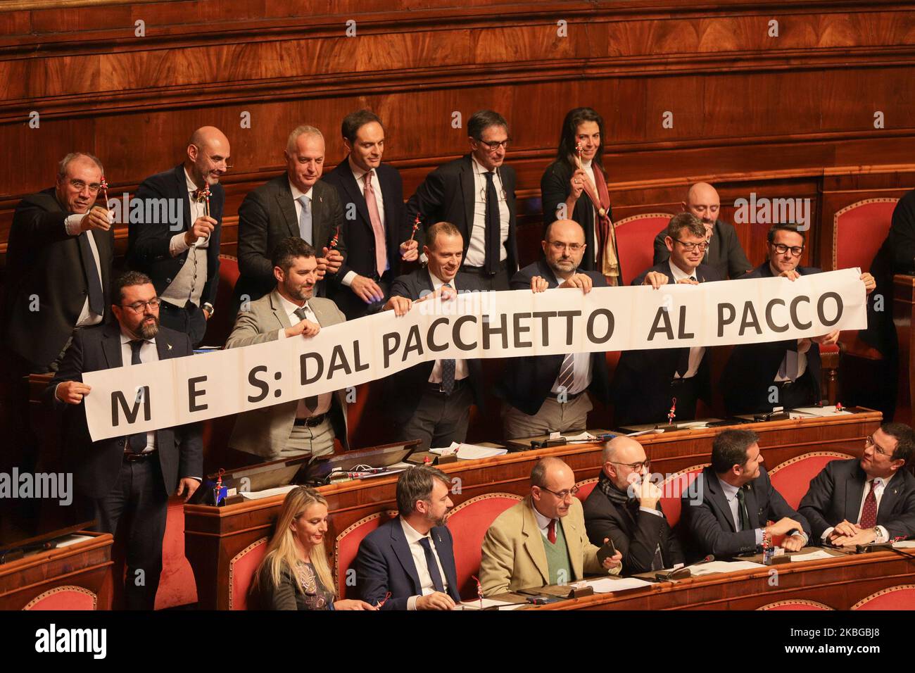 Il senatore della 'Lega' italiana ha fatto una bandiera di protesta durante il tempo delle interrogazioni alla Camera del Senato il 07 febbraio 2020 a Roma. (Foto di Andrea Pirri/NurPhoto) Foto Stock