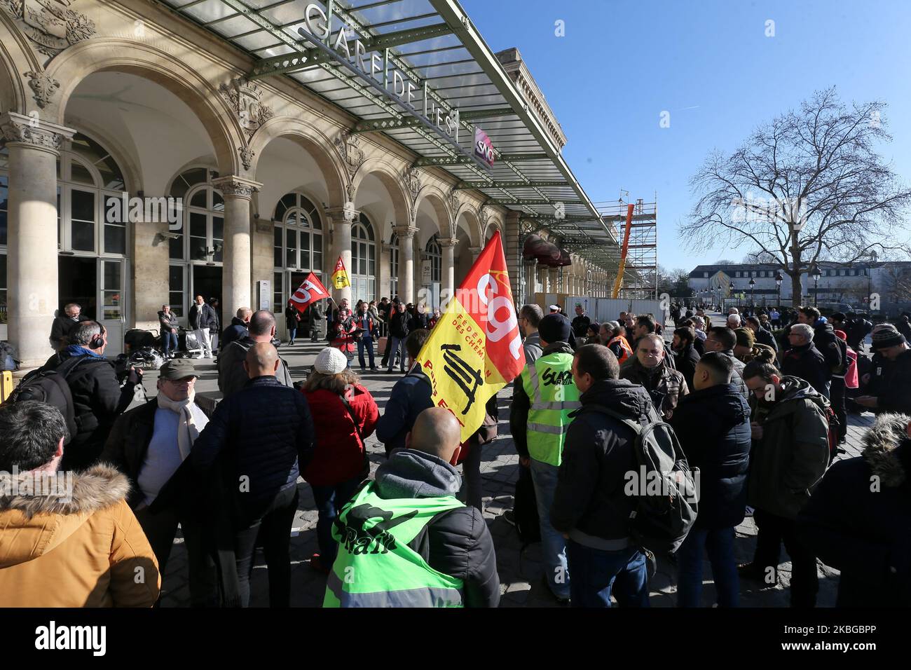 I lavoratori delle ferrovie si riuniscono davanti alla stazione ferroviaria Est, a Parigi, per un'assemblea generale, il 6 febbraio 6, 2020, durante una nona giornata interprofessionale di scioperi e manifestazioni dall'inizio di dicembre 2019 contro la revisione delle pensioni del governo francese. (Foto di Michel Stoupak/NurPhoto) Foto Stock