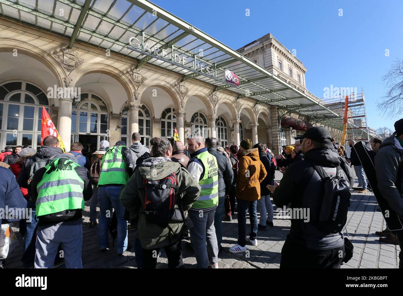 I lavoratori delle ferrovie si riuniscono davanti alla stazione ferroviaria Est, a Parigi, per un'assemblea generale, il 6 febbraio 6, 2020, durante una nona giornata interprofessionale di scioperi e manifestazioni dall'inizio di dicembre 2019 contro la revisione delle pensioni del governo francese. (Foto di Michel Stoupak/NurPhoto) Foto Stock