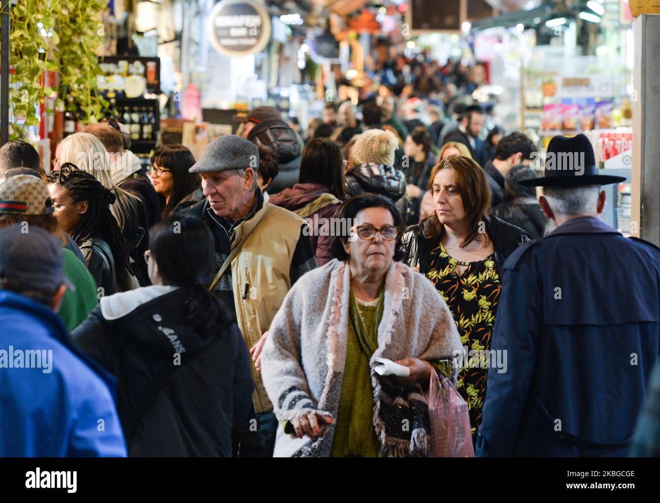 Un mercato Mahane Yehuda di Gerusalemme molto trafficato. Giovedì 6 febbraio 2020, a Gerusalemme, Israele. (Foto di Artur Widak/NurPhoto) Foto Stock