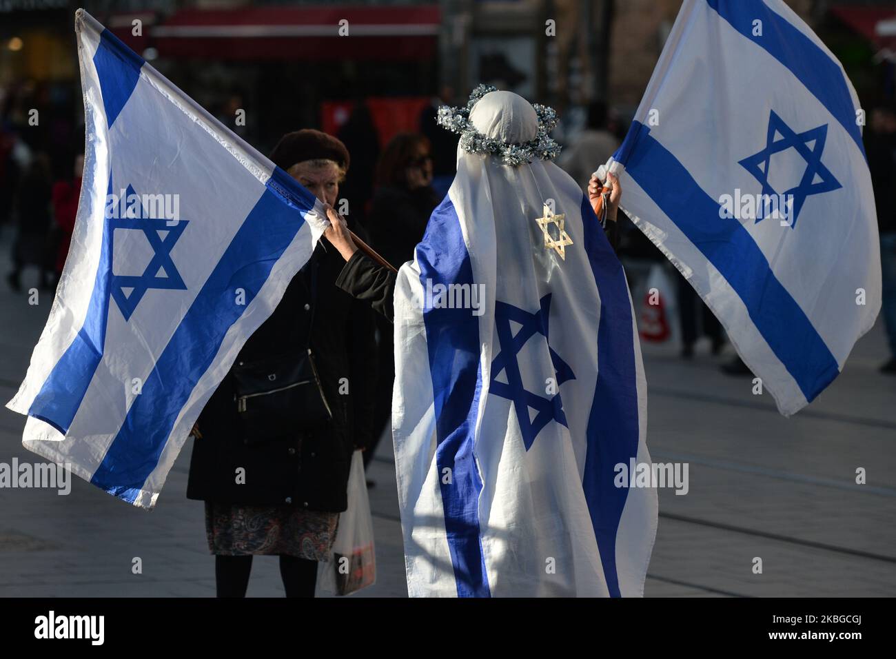 Una donna che detiene bandiere nazionali israeliane protesta sulla Jaffa Street di Gerusalemme. Giovedì 6 febbraio 2020, a Gerusalemme, Israele. (Foto di Artur Widak/NurPhoto) Foto Stock