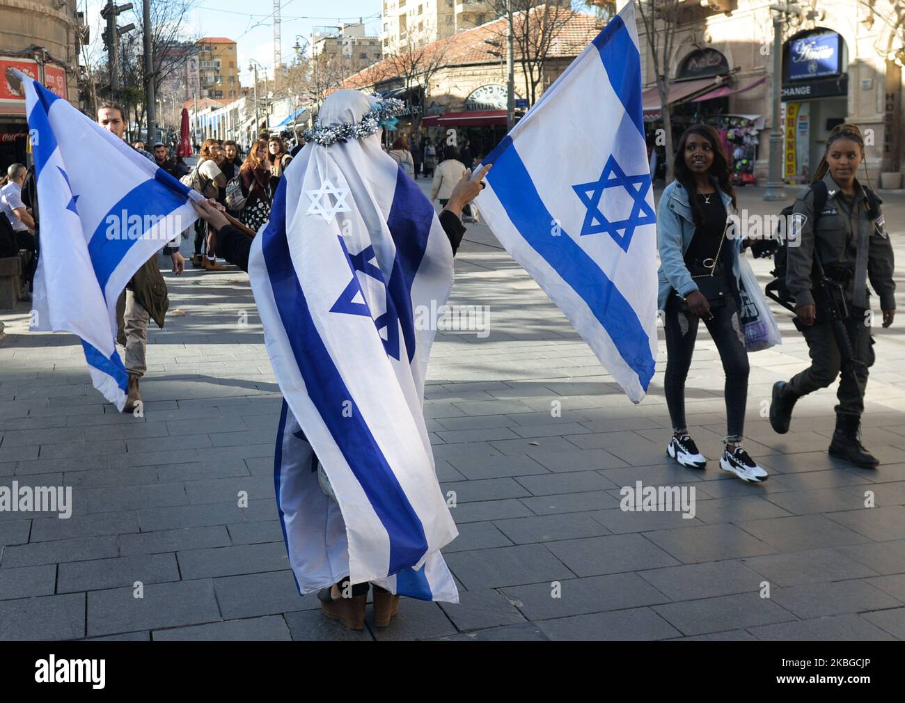Una donna che detiene bandiere nazionali israeliane protesta sulla Jaffa Street di Gerusalemme. Giovedì 6 febbraio 2020, a Gerusalemme, Israele. (Foto di Artur Widak/NurPhoto) Foto Stock