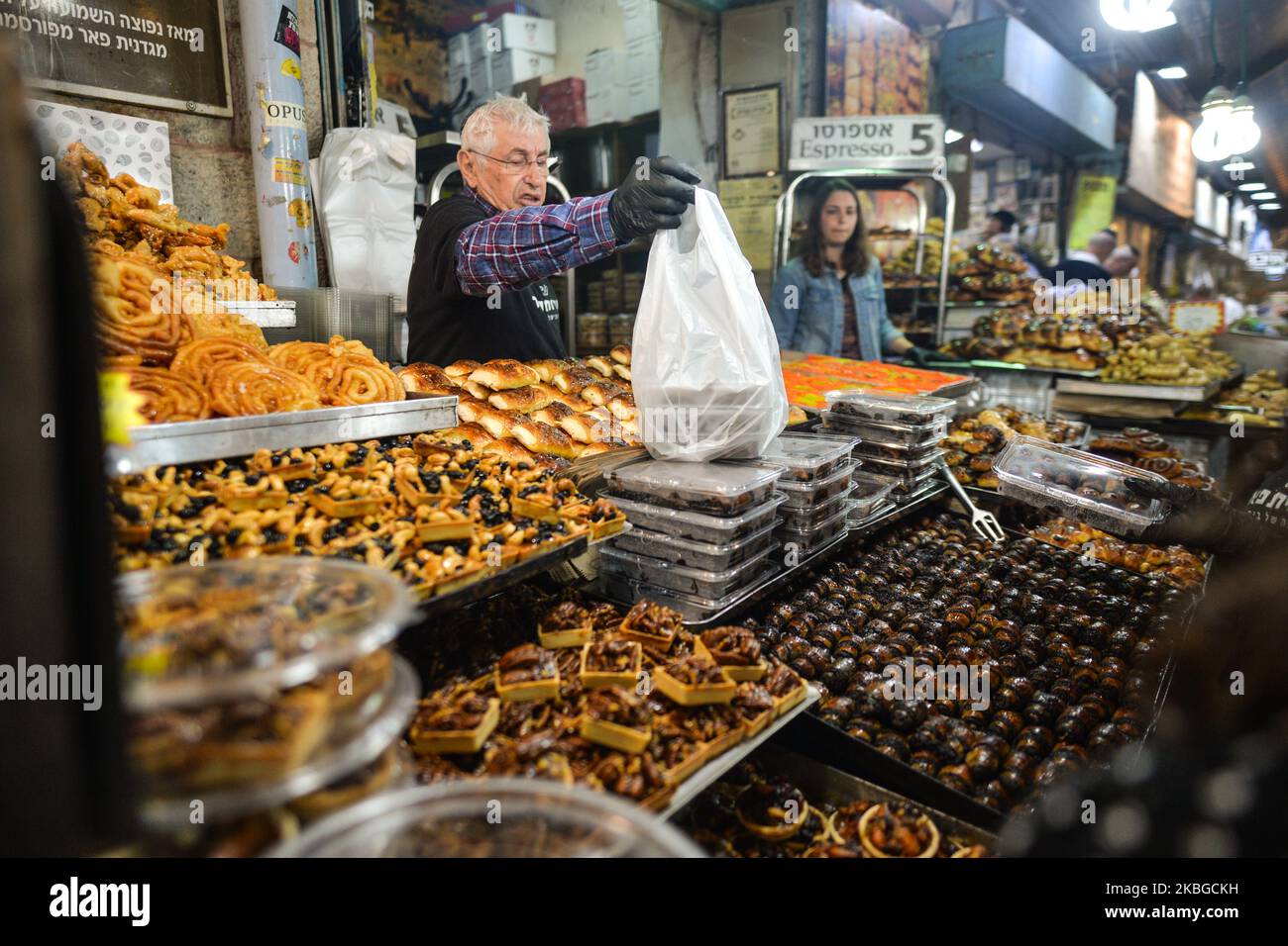 Uno stand con dolci e dolci in vendita, visto il mercato Mahane Yehuda di Gerusalemme. Giovedì 6 febbraio 2020, a Gerusalemme, Israele. (Foto di Artur Widak/NurPhoto) Foto Stock